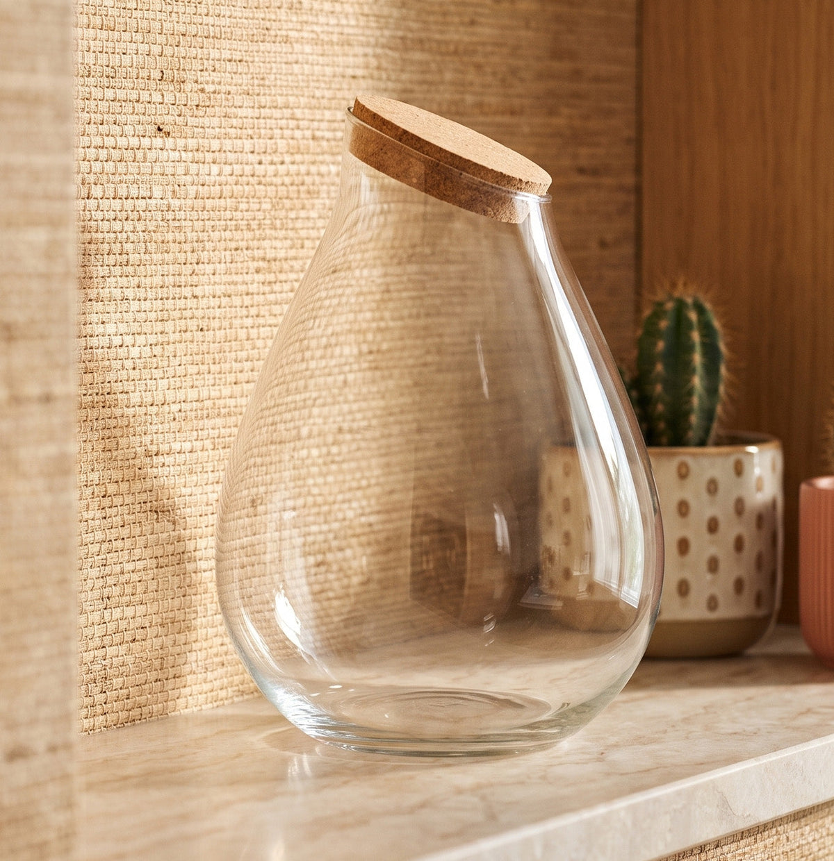 Leeres Flaschengarten-Glas „Drop XXL“ mit Naturkorken, 43 × 34 cm – bepflanztes Beispiel