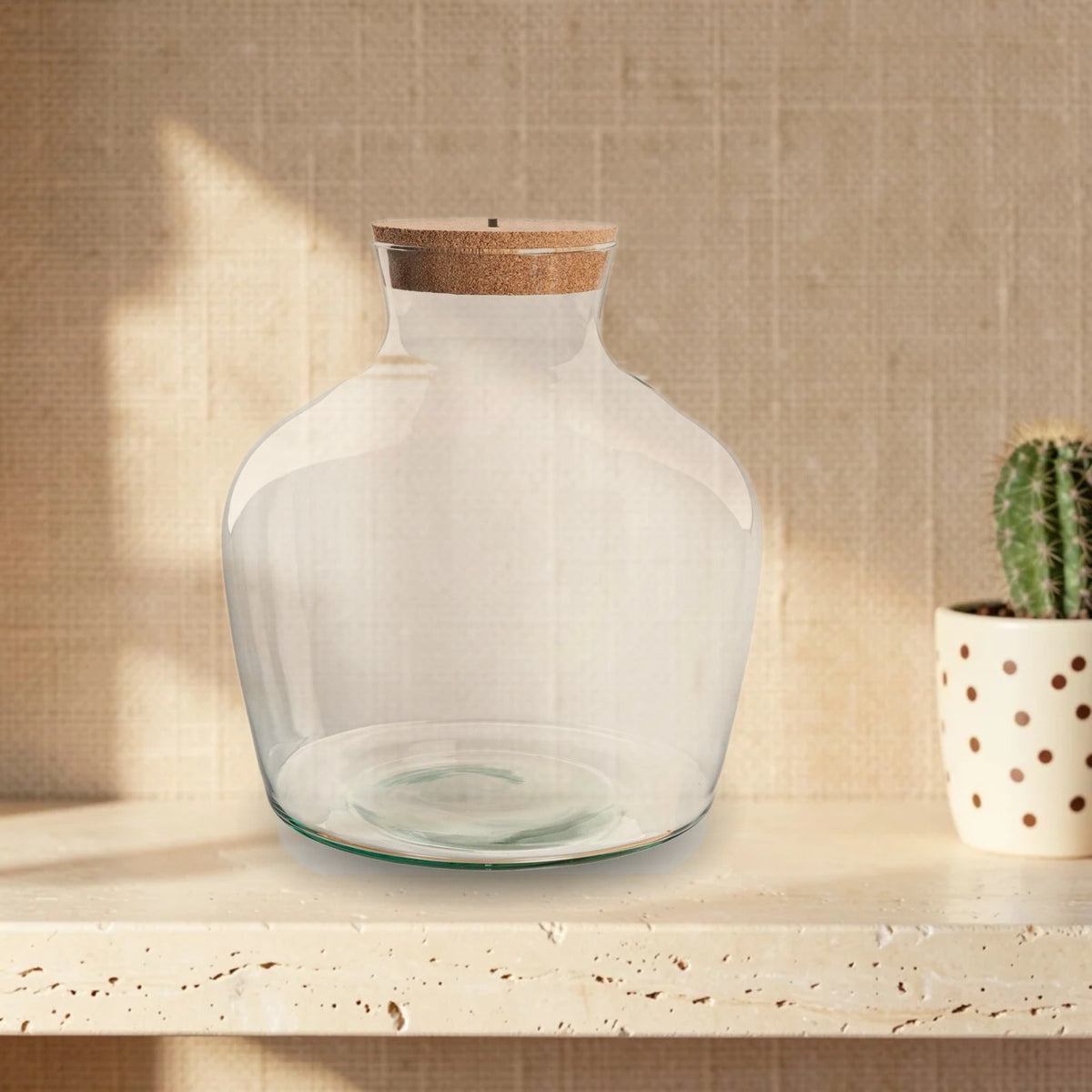 Flaschengarten-Glas „Fat Joe“ mit LED-Korken – leer, auf hellem Steinregal vor beiger Wand